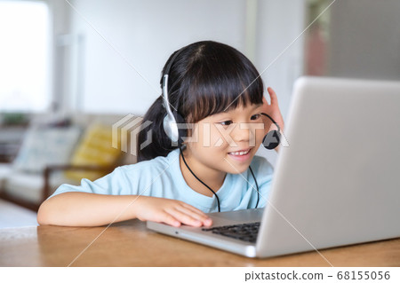 低年級小學生網課 圖片素材 低年級小學生網課 圖片素材 68155056