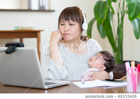 在撫養孩子的同時在遠程網絡會議中感到疲倦的母親 在撫養孩子的同時在遠程網絡會議中感到疲倦的母親 68155426