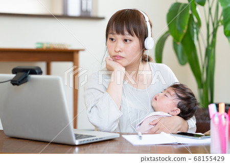 在撫養孩子時不參加遠程辦公網絡會議的母親 68155429