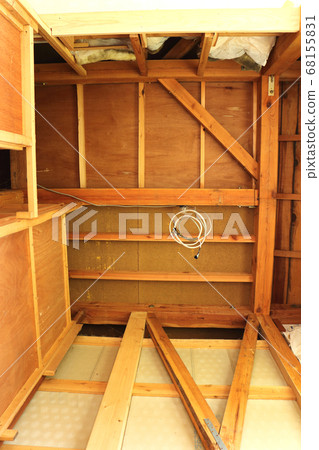 Ceiling when remodeling a wooden house 68155831