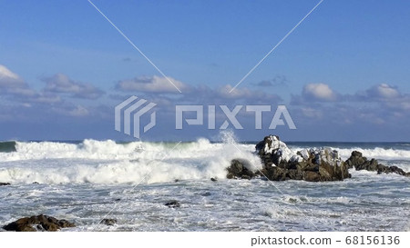 Winter sea 68156136