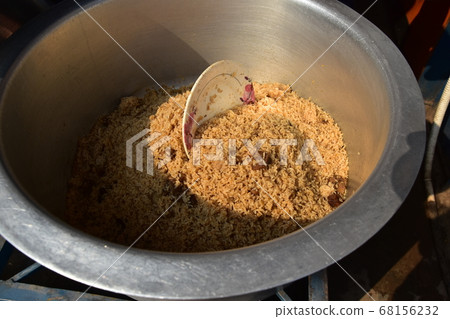 牛肉biryani在孟加拉國首都達卡的一個飯廳裡吃了大鍋裡有大量米飯 68156232