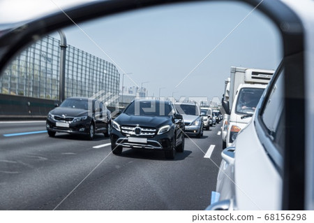 Cars seen in side mirrors 68156298