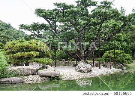 Ritsurin Garden Kuregetsutei's Goyomatsu Scenery 68156695