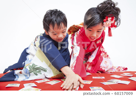A child who collects karuta 68157009