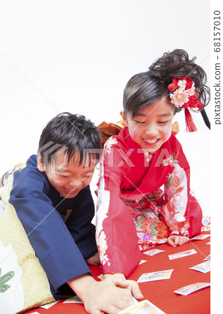A child who collects karuta 68157010