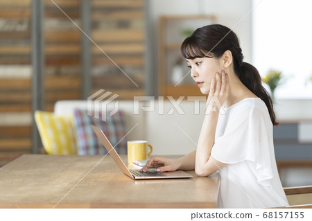 看膝上型計算機屏幕的一個少婦 68157155