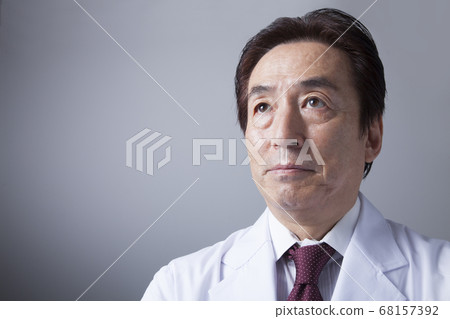 Male doctor portrait 68157392