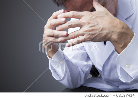 拿著頭的男性醫生 68157434