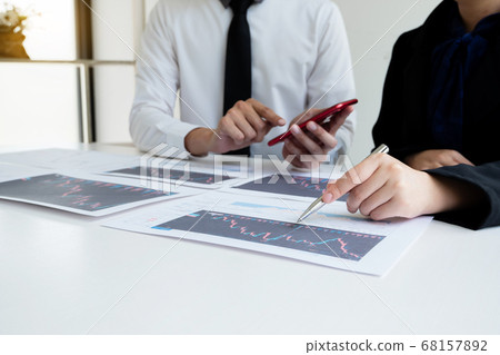 A team of business executives are planning consultations about business investments related to shares. By analyzing and calculating the stock market to find marketing profits A team of business executives are planning consultations about business investments related to shares. By analyzing and calculating the stock market to find marketing profits 68157892