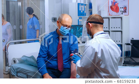 Busy hospital or private health clinic Busy hospital or private health clinic 68159238