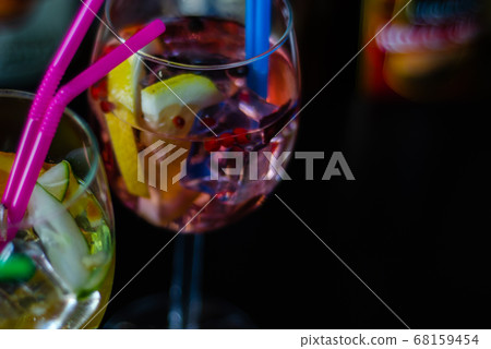 fresh and refreshing cocktails based on gin, a 68159454