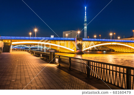 《東京》天空樹和倉前橋照亮 《東京》天空樹和倉前橋照亮 68160479