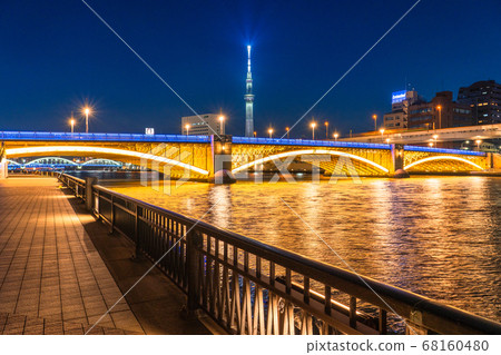 《東京》天空樹和倉前橋照亮 《東京》天空樹和倉前橋照亮 68160480