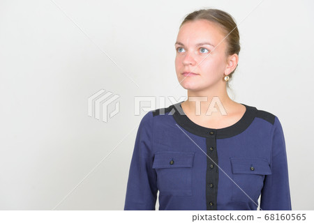 Studio shot of young beautiful blonde businesswoman 68160565