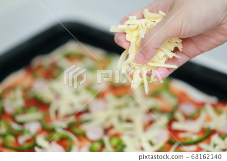 Make a pizza at home and have a home party 68162140