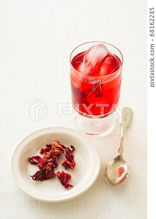 芙蓉花茶和芙蓉花瓣，冰玫瑰茄，老式勺子 68162285