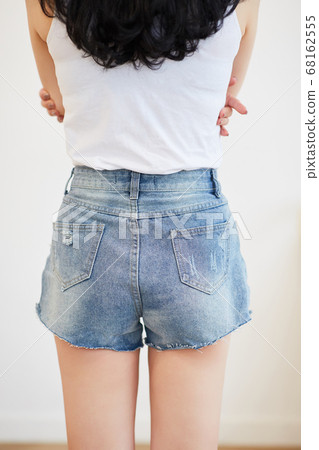 Young woman enjoying leisure at home 68162555