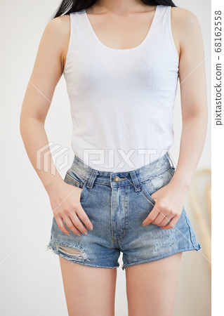 Young woman enjoying leisure at home 68162558