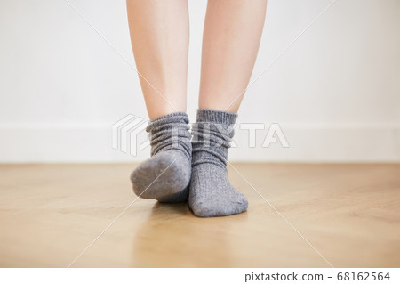在家享受休閒的年輕女子 68162564