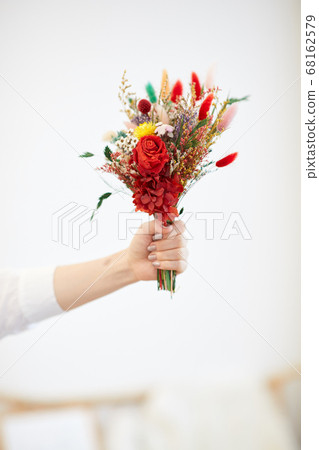 Young woman enjoying leisure at home 68162579