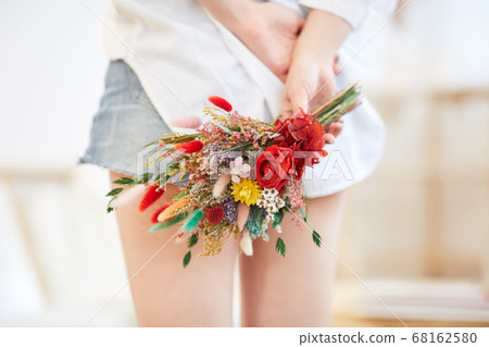 Young woman enjoying leisure at home 68162580