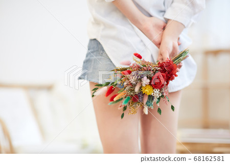 Young woman enjoying leisure at home 68162581