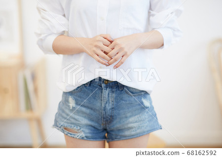 Young woman enjoying leisure at home 68162592