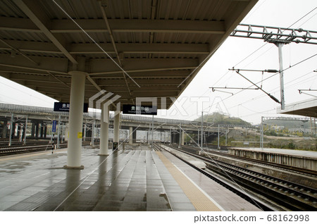 High-speed rail platform scenery along the line High-speed rail platform scenery along the line 68162998