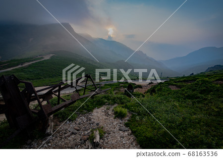 一個礦山在日落時的廢墟 68163536