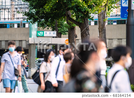 日本的東京城市景觀,在東京車站前,戴著面具(右邊的紅磚車站大樓)= 8月5日 日本的東京城市景觀,在東京車站前,戴著面具(右邊的紅磚車站大樓)= 8月5日 68164154