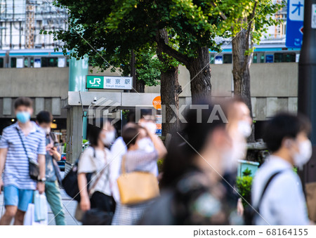 日本的東京城市景觀,在東京車站前,戴著面具(右邊的紅磚車站大樓)= 8月5日 日本的東京城市景觀,在東京車站前,戴著面具(右邊的紅磚車站大樓)= 8月5日 68164155