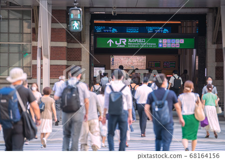 日本東京站的東京城市景觀,擁擠,蒙面= 8月5日 日本東京站的東京城市景觀,擁擠,蒙面= 8月5日 68164156