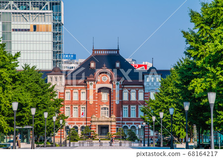 日本的東京城市景觀:很少的遊客和麵具前的安靜東京地區= 8月5日 日本的東京城市景觀:很少的遊客和麵具前的安靜東京地區= 8月5日 68164217