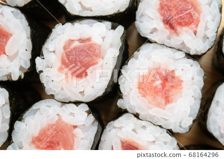 Tuna roll with tuna 68164296