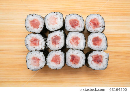 Tuna roll with tuna 68164300