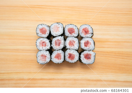 Tuna roll with tuna 68164301