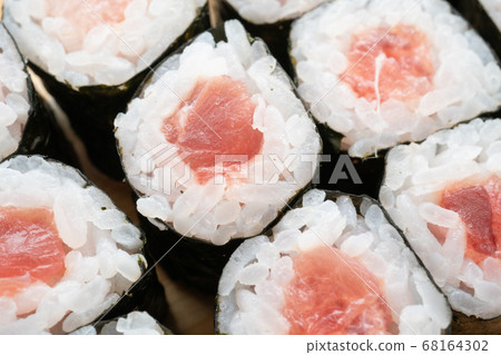Tuna roll with tuna 68164302