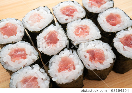 Tuna roll with tuna 68164304