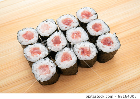Tuna roll with tuna 68164305