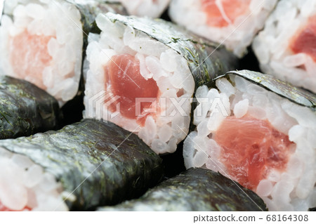 Tuna roll with tuna 68164308