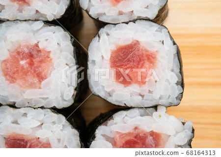 Tuna roll with tuna 68164313