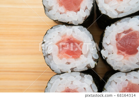 Tuna roll with tuna Tuna roll with tuna 68164314