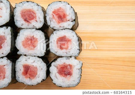 Tuna roll with tuna 68164315
