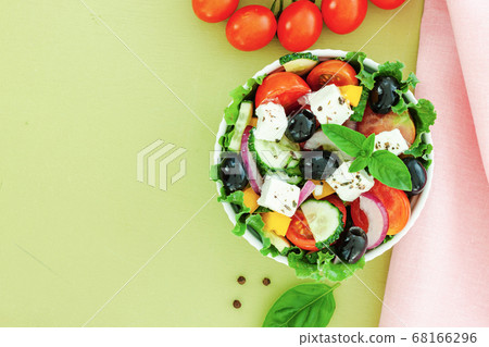 Green salad with tomato and fresh vegetables 68166296