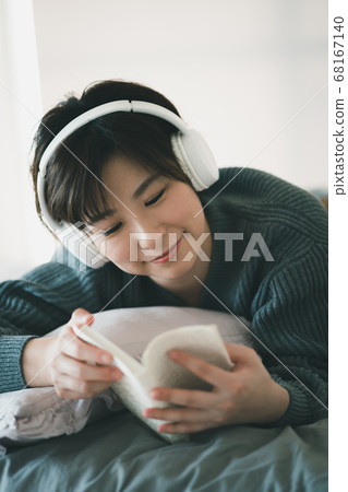 室內30多歲的女人 68167140