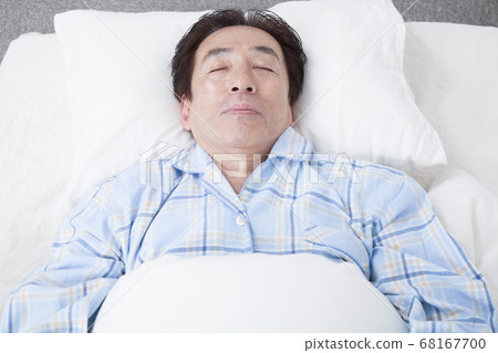 Sleeping middle man 68167700