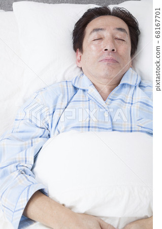 Sleeping middle man 68167701
