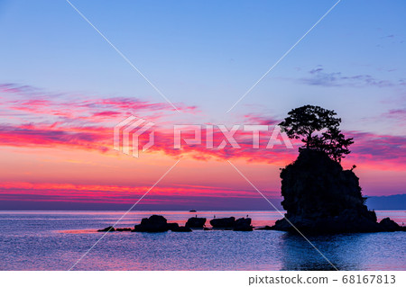 Toyama/Amaharashi coast at dawn Toyama/Amaharashi coast at dawn 68167813