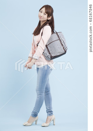 微笑的女大學生 微笑的女大學生 68167846